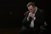 盘锦特斯拉股价收涨超3%：特朗普无意沟通，马斯克父亲劝儿子低头